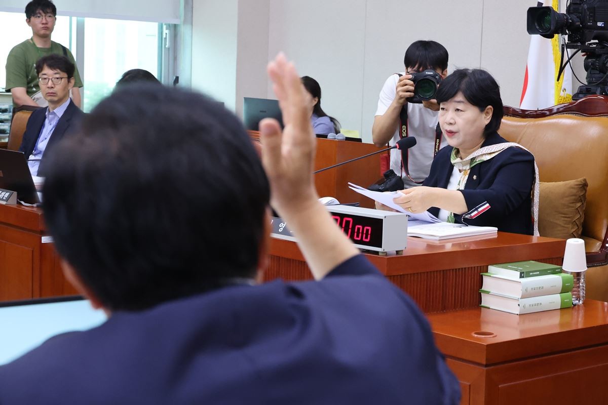 박형수 간사가 21일 서울 여의도 국회에서 열린 법제사법위원회 전체회의에서 서영교 위원장에게 정성호 법무부 장관 불출석과 관련해 의사진행 발언을 신청하고 있다. / 뉴스1