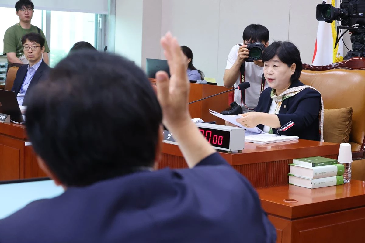 박형수 간사가 21일 서울 여의도 국회에서 열린 법제사법위원회 전체회의에서 서영교 위원장에게 정성호 법무부 장관 불출석과 관련해 의사진행 발언을 신청하고 있다. / 뉴스1