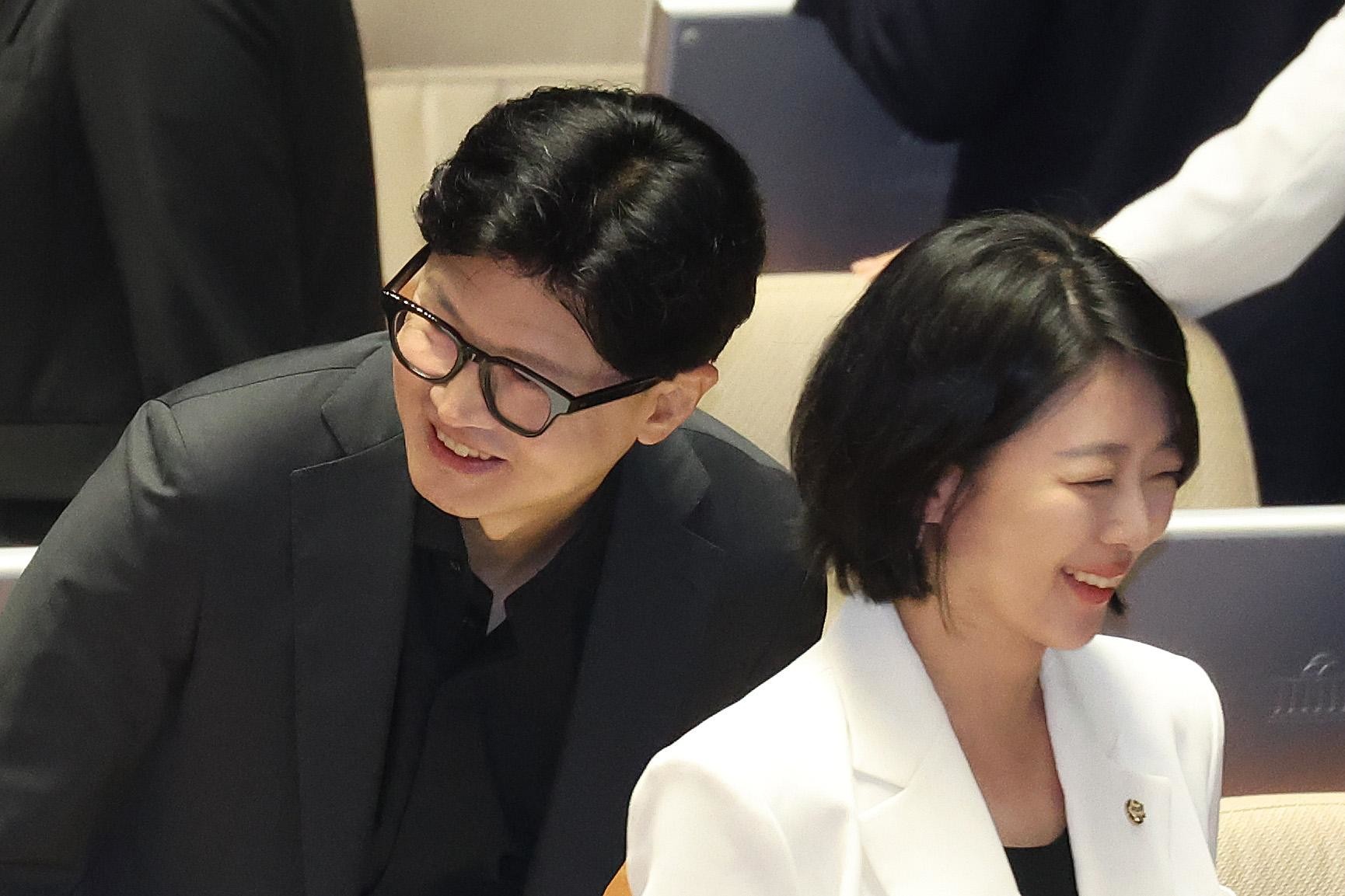 한동훈 무소속 의원과 배현진 국민의힘 의원이 20일 서울 여의도 국회에서 열린 제438회국회(임시회) 제1차 본회의에서 대화 후 자리로 돌아가고 있다. / 뉴스1