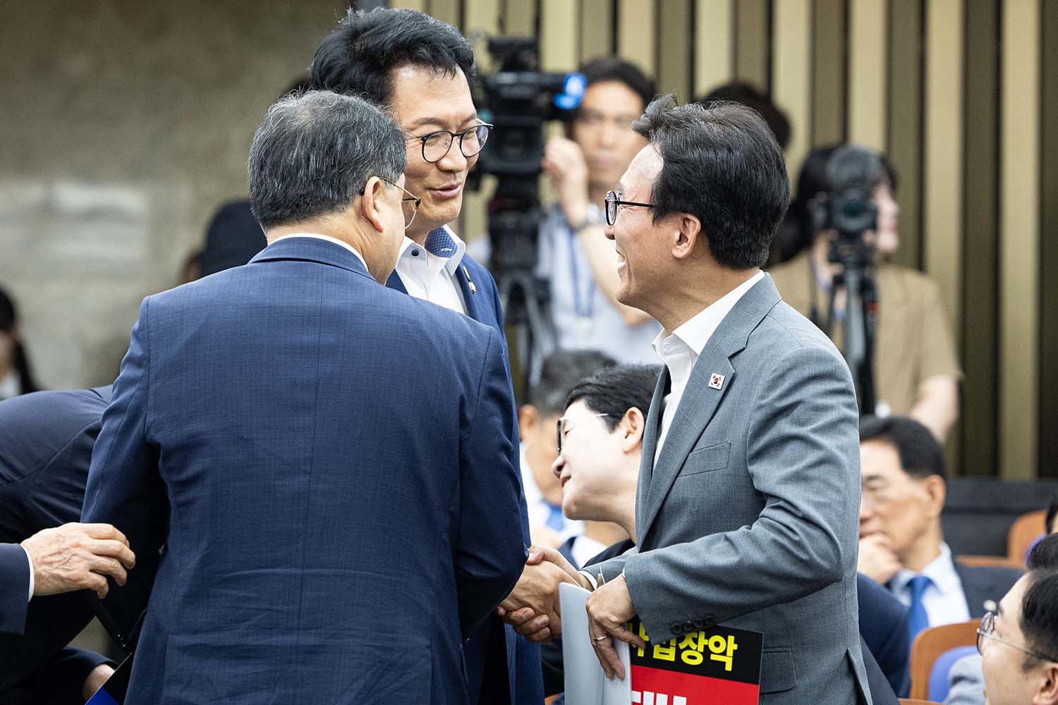김민석 더불어민주당 대표가 20일 서울 여의도 국회에서 열린 의원총회에서 송영길 전 대표와 인사하고 있다. / 뉴스1