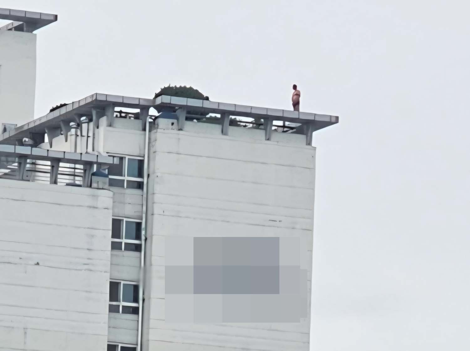 또 그 남자였다... 옥상에 올라가 웃통 벗고 "투신하겠다" 경찰 협박 (의정부)