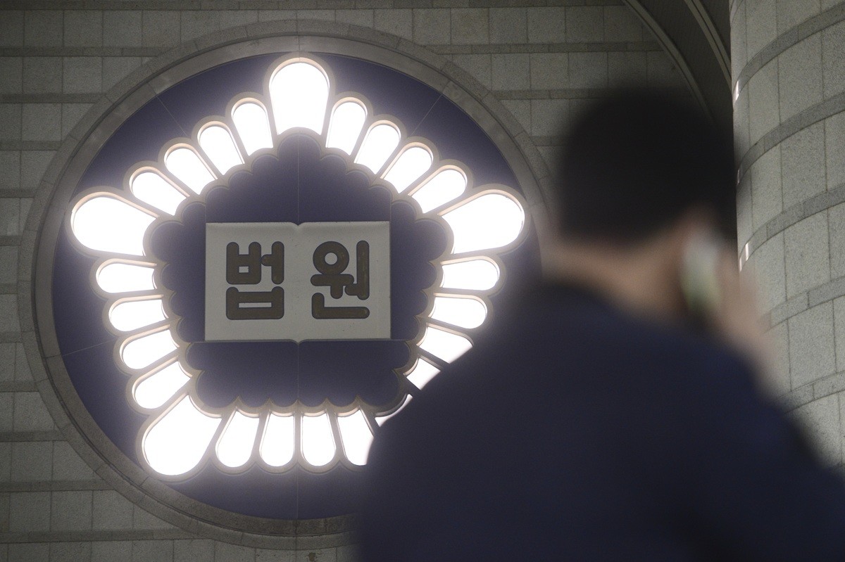 기사 이해를 돕기 위한 자료 사진. 큰아버지 분묘를 파헤쳐 유골을 가스 분사기로 태운 60대에게 징역형에 집행유예가 선고됐다. 연합뉴스 보도 등에 따르면 춘천지법 형사2단독 고범진 부장판사는 분묘발굴유골손괴와 장사 등에 관한 법률 위반 혐의로 기소된 A(67) 씨에게 징역 6개월에 집행유예 2년을 선고했다고 22일 밝혔다. 60대 A 씨는 지난해 4월 강원도 홍천군에 있는 큰아버지의 분묘를 발굴한 뒤 유골을 꺼내 화장시설이 아닌 장소에서 LPG 가스 분사기로 태운 혐의로 재판에 넘겨졌다. 재판부는 '피고인의 범행으로 망인의 유족들이 상당한 정신적 고통과 충격을 느꼈을 것으로 보인다'라고 밝혔다. / 뉴스1