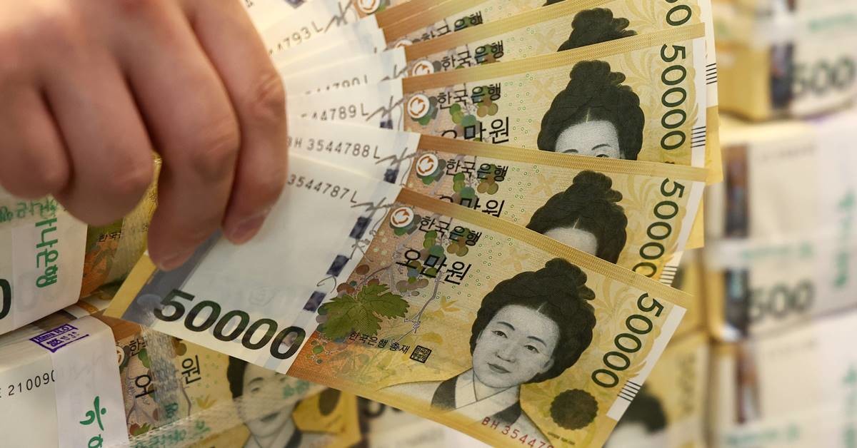 유튜브 영상을 보고 컬러프린터로 5만원권 지폐를 위조해 담배를 구입한 30대 남성이 항소심에서도 실형을 선고 받았다. 사진은 5만원권. / 뉴스1