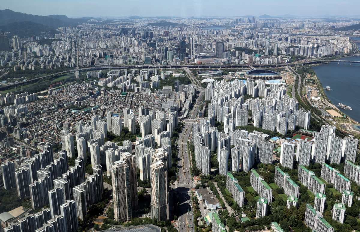 서울 송파구 롯데월드타워 서울스카이에서 바라본 서울 도심 주택 단지 모습. 기사 이해를 돕기 위한 자료사진. / 연합뉴스