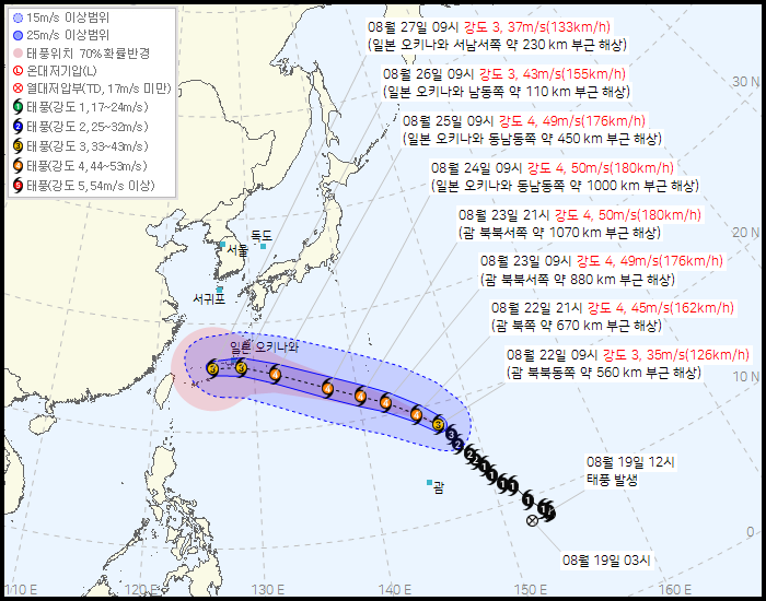 기상청이 22일 오전 10시 30분 발표한 제18호 태풍 '사우델' 현재 위치와 예상 이동경로. 제18호 태풍 사우델은 이날 오전 9시 현재 괌 북북동쪽 약 560km 부근 해상에서 '강도 3' 세력을 지니며 시속 27km/h 속도로 서북서 방향으로 이동하고 있다. 제18호 태풍 사우델은 22일 오후 9시에는 태풍 강도가 '강도 4'까지 강해질 것이라고 기상청은 예보했다. 이때 태풍은 중심기압 945hPa 최대풍속 초속 45m/s로 강력해질 것으로 전망된다. 참고로 사우델은 미크로네시아에서 제출한 이름으로 전설 속 추장의 호위병을 의미한다. / 기상청 제공