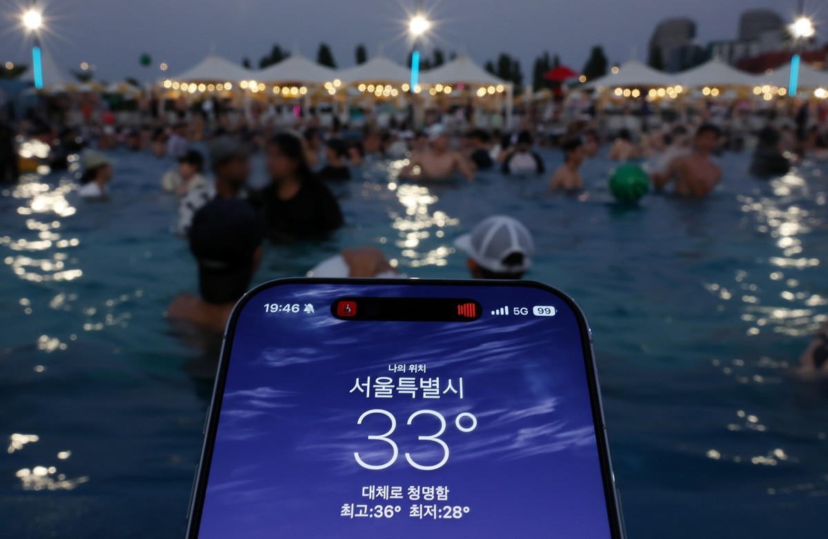 저녁 기온이 30도를 웃돌며 열대야가 계속되는 가운데 서울 영등포구 여의도 한강수영장에서 시민들이 물놀이를 하며 더위를 식히고 있다. 기사 이해를 돕기 위한 자료 사진. 우리나라는 주말에도 습하고 무더운 날씨가 이어지겠다. 토요일인 22일과 절기상 처서이자 일요일인 23일 북태평양고기압 가장자리에 들겠다. 이 가장자리를 따라 덥고 습한 공기가 유입되겠다. 기온은 당분간 평년(아침 19∼23도·낮 27∼31도)보다 높은 수준을 유지하겠다고 기상청은 예보했다. / 뉴스1