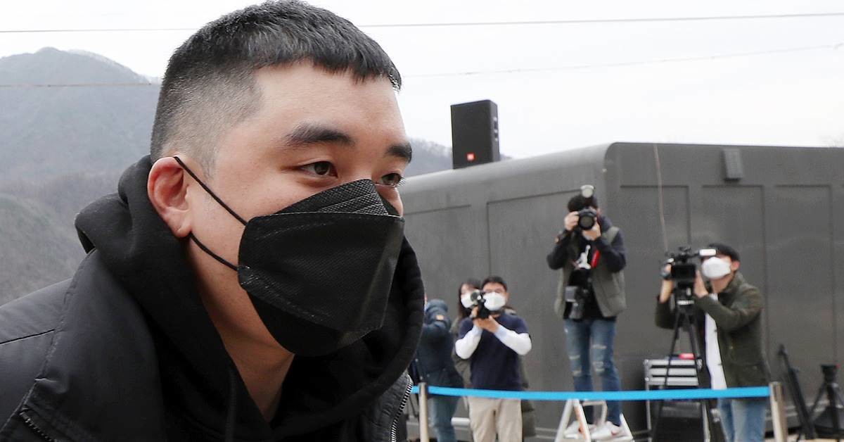 그룹 빅뱅 출신 승리(본명 이승현)의 베트남에서의 근황이 공개됐다. 사진은     신병교육대에 입소하고 있는 모습. / 뉴스1