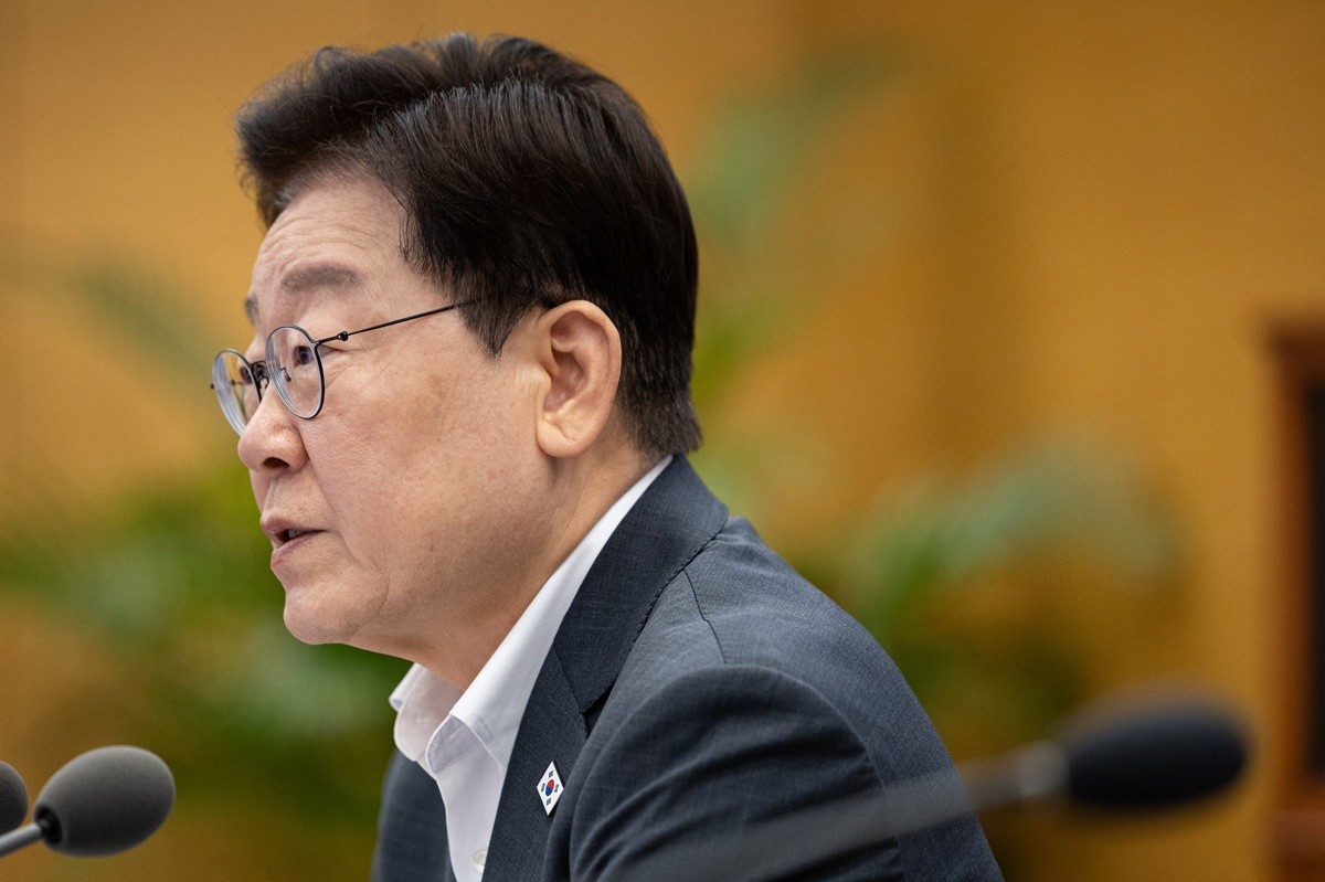 이재명 대통령이 21일 청와대에서 열린 제1차 반부패정책협의회에서 발언하고 있다. 이재명 대통령은 '많이 좋아졌지만, 여전히 잔존해 있는 정치권의 부패를 잘 살펴보고 청산해 가야 한다'고 말했다. 이재명 대통령은 21일 청와대에서 주재한 제1차 반부패정책협의회 모두발언에서 이렇게 언급한 뒤 '우리 국민들께서 '이제 진짜 달라졌구나'라고 느낄 때까지 흔들림 없이 (부패 근절 정책을) 추진해달라'라고 당부했다. / 뉴스1