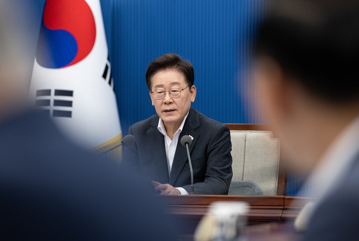 이재명 대통령이 21일 청와대에서 열린 제1차 반부패정책협의회에서 발언하고 있다. 이재명 대통령은 '많이 좋아졌지만, 여전히 잔존해 있는 정치권의 부패를 잘 살펴보고 청산해 가야 한다'고 말했다. 이재명 대통령은 21일 청와대에서 주재한 제1차 반부패정책협의회 모두발언에서 이렇게 언급한 뒤 '우리 국민들께서 '이제 진짜 달라졌구나'라고 느낄 때까지 흔들림 없이 (부패 근절 정책을) 추진해달라'라고 당부했다. / 뉴스1
