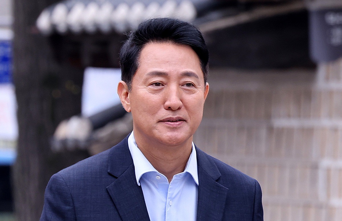 오세훈 서울시장 자료 사진. 더불어민주당은 '명태균 여론조사' 비용을 후원자에게 대신 내게 한 혐의로 1심에서 시장직 상실형을 선고받은 오세훈 서울시장을 향해 '변명 뒤에 숨지 말고 서울시민 앞에 사죄하라'라고 촉구했다. 이주희 더불어민주당 원내대변인은 22일 낸 서면 브리핑에서 '오세훈 시장이 어제 정치자금법 위반 혐의 항소심에서 또다시 무죄를 주장했다'라며 이렇게 밝혔다. / 뉴스1