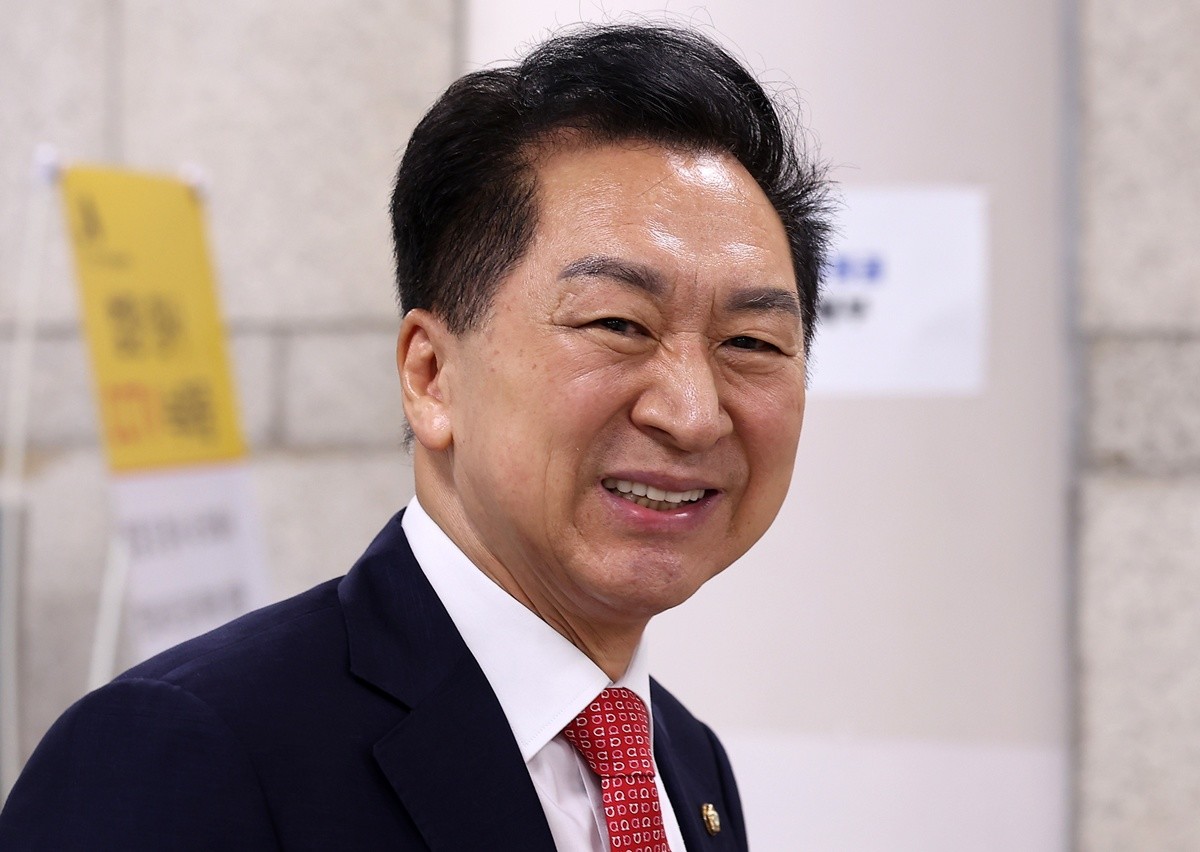 김기현 국민의힘 의원 자료 사진. 국회 기후에너지환경노동위원회 소속 여야 국회의원들이 중국 방문을 추진하다 입국을 거부당한 것으로 전해졌다. 이와 관련해 김기현 국민의힘 의원은 '저자세 외교로 외교적 입지를 스스로 약화시켜온 이재명 정권의 미온적인 대응이 더욱 씁쓸하다'라고 비판했다. 김 의원은 21일 페이스북에 올린 글에서 '대한민국 국회의원의 입국을 거부한 중국 정부의 조치는 명백한 오만이자 대한민국과 우리 국회를 무시하는 행태'라며 이렇게 밝혔다. / 뉴스1