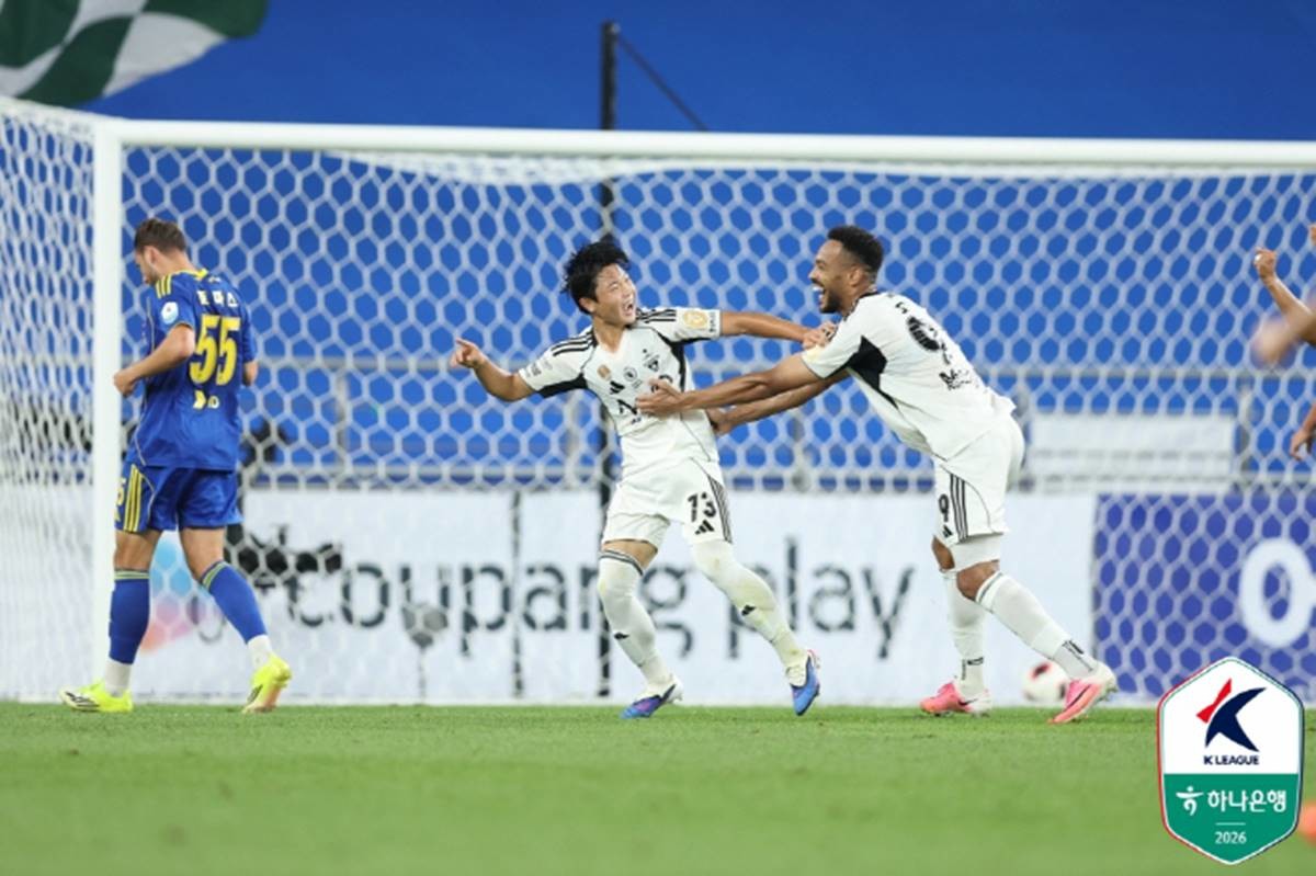 한국 축구 최고 유망주로 꼽히는 전북 현대 미드필더 김예건의 세르비아 명문 츠르베나 즈베즈다 이적이 마무리 단계에 접어들었다. / 한국프로축구연맹