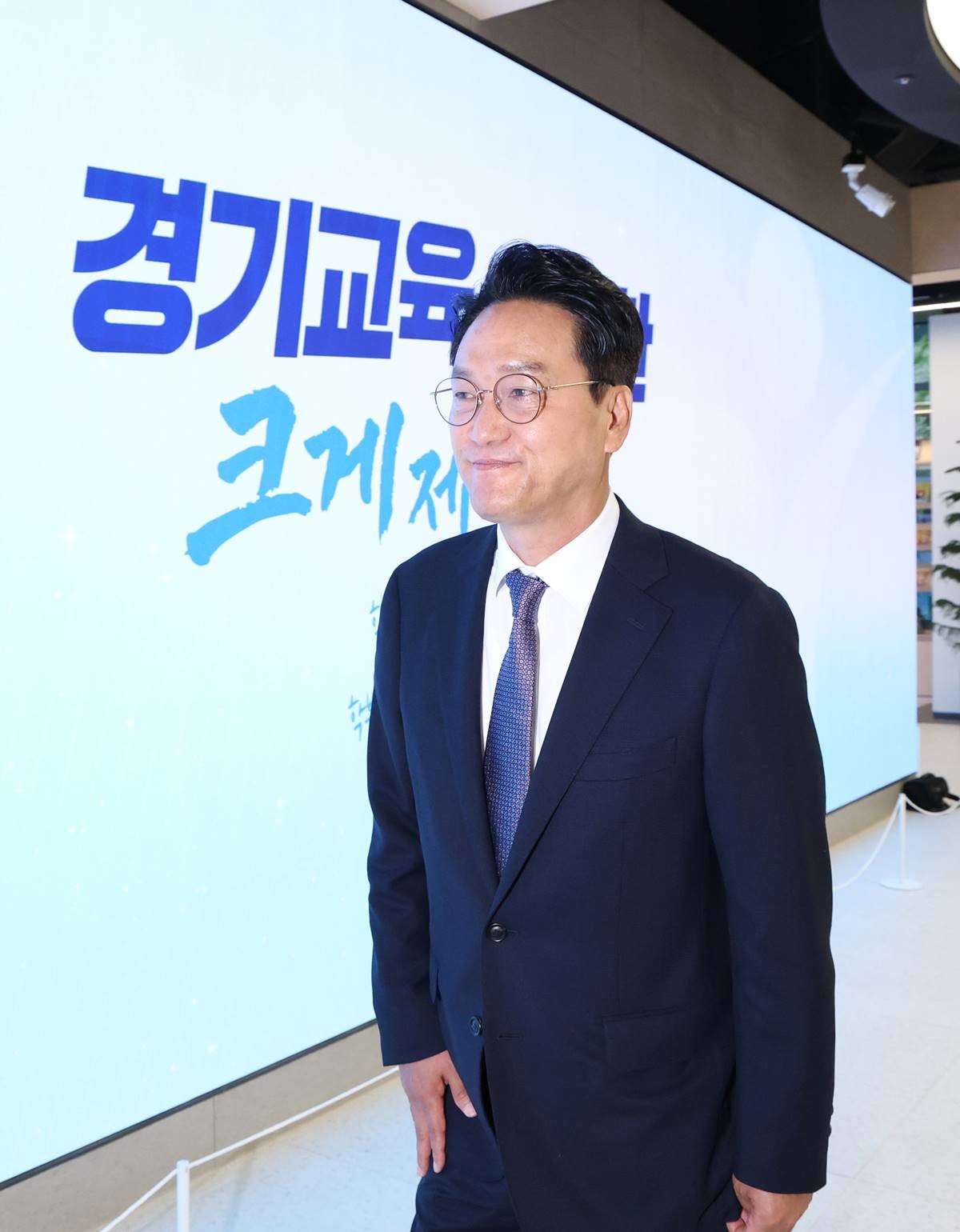 경기도교육청사 들어서는 안민석 경기도교육감 / 뉴스1
