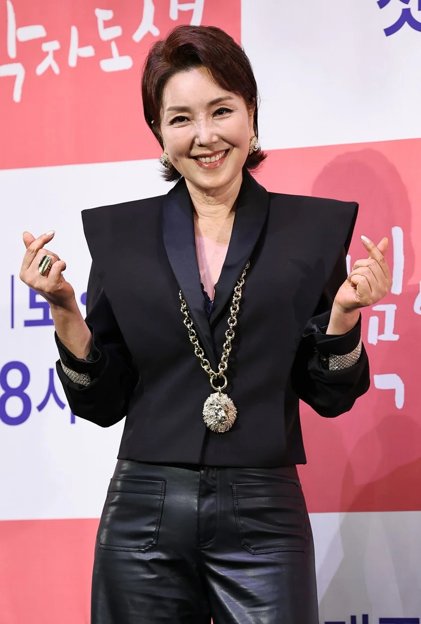 “박신혜 30대 맞았다”…촬영 비하인드 / 이휘향, 밝은 미소로 '효심이네 각자도생' 홍보 (사진=뉴스1)