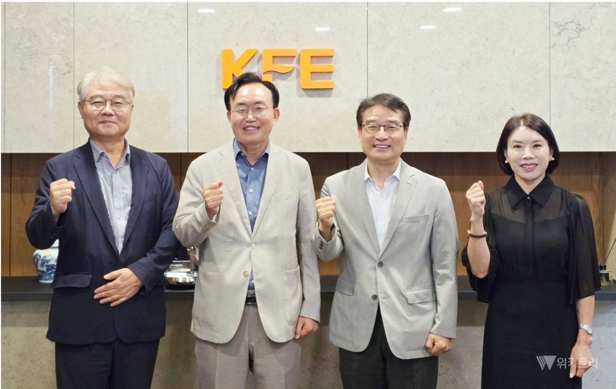 윤병태 나주시장(왼쪽 두 번째)이 오영국 한국핵융합에너지연구원장(왼쪽 세 번째)을 만나 정부 핵융합 에너지 정책 후속 사업을 나주에서 추진할 것을 제안했다. / 나주시