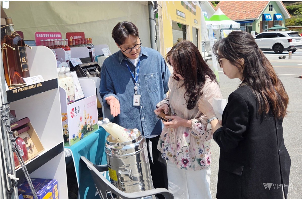보해양조가 지난 5월 열린 ‘제49회 보성다향대축제’에서 홍보·판매 부스를 운영해 마련한 수익금을 (재)보성군장학재단에 기탁했다. / 보성군