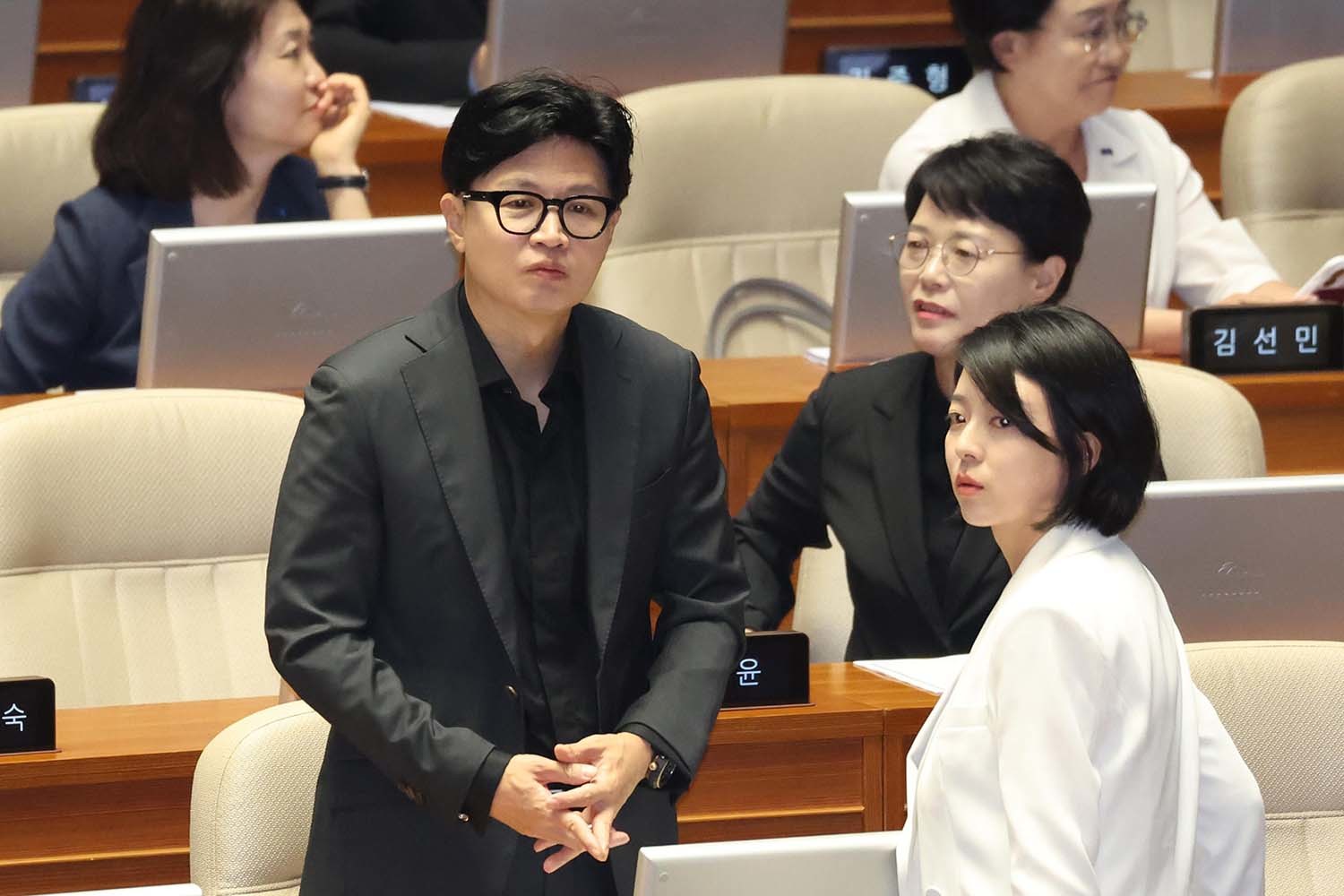 한동훈 무소속 의원과 배현진 국민의힘 의원이 20일 서울 여의도 국회에서 열린 제438회국회(임시회) 제1차 본회의에서 대화하고 있다. / 뉴스1