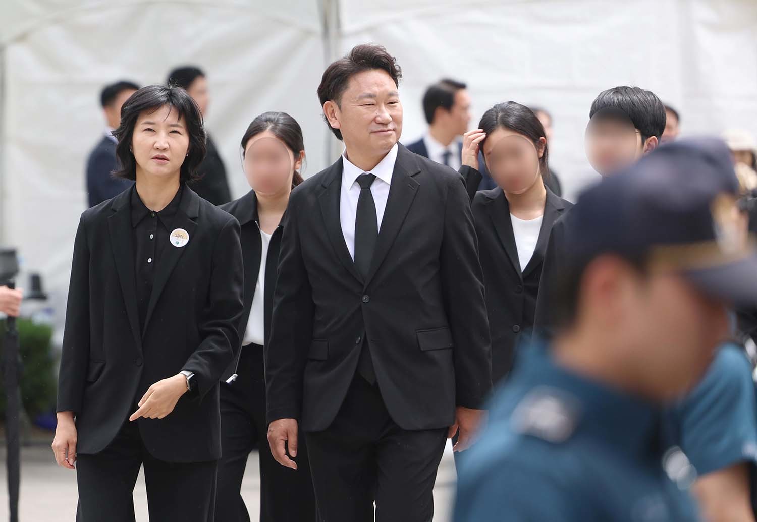고 노무현 전 대통령 딸 노정연씨(왼쪽)와 사위 곽상언 의원이 5월 23일 오후 경남 김해시 진영읍 봉하마을에서 열린 고 노무현 전 대통령 17주기 추도식에 참석하고 있다. / 뉴스1 (공동취재)