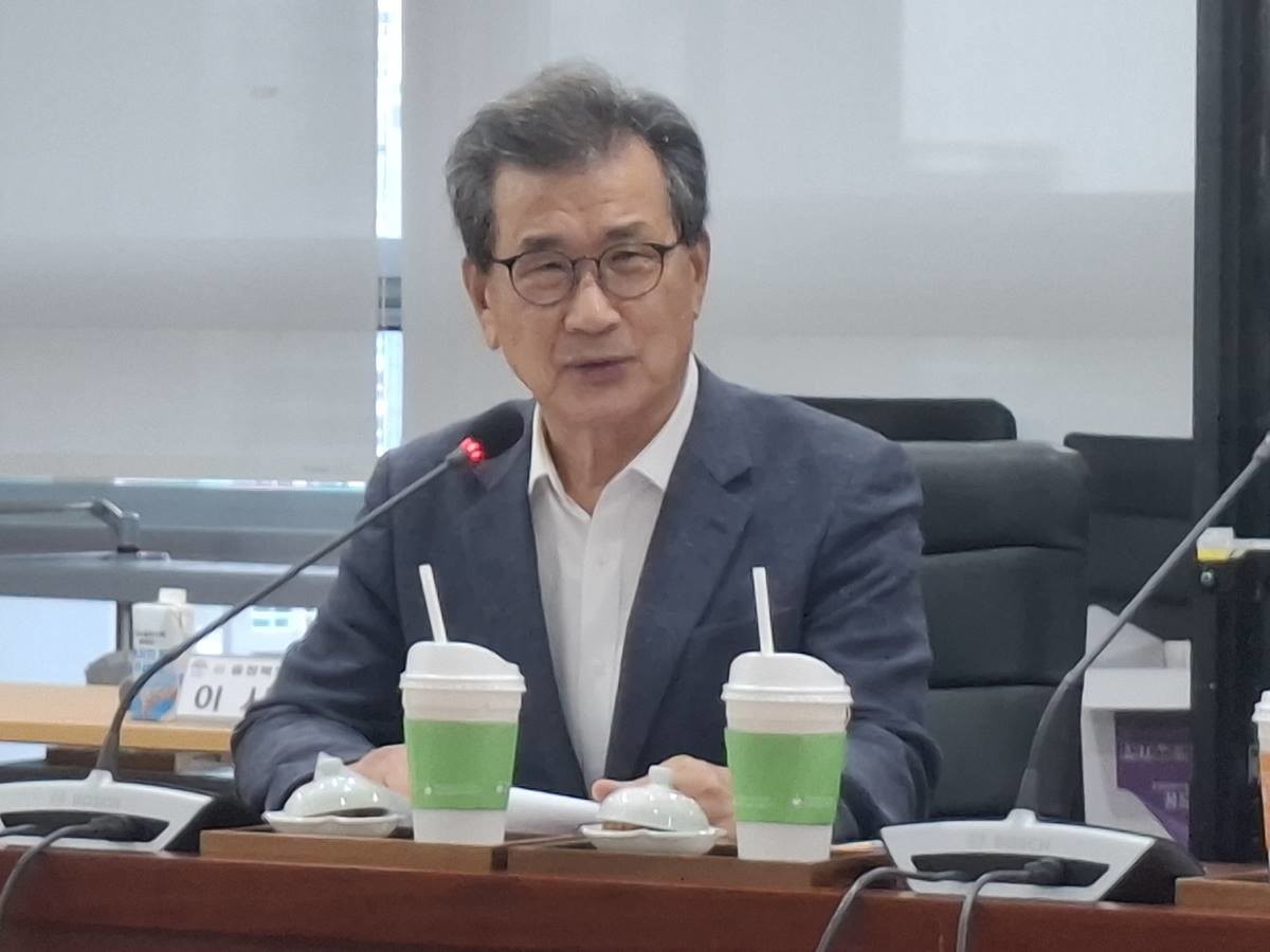 이시종 대한민국헌정회 헌법개정위원회 간사(전 충북지사)의 ‘개헌 어떻게 할 것인가’주제발표 모습