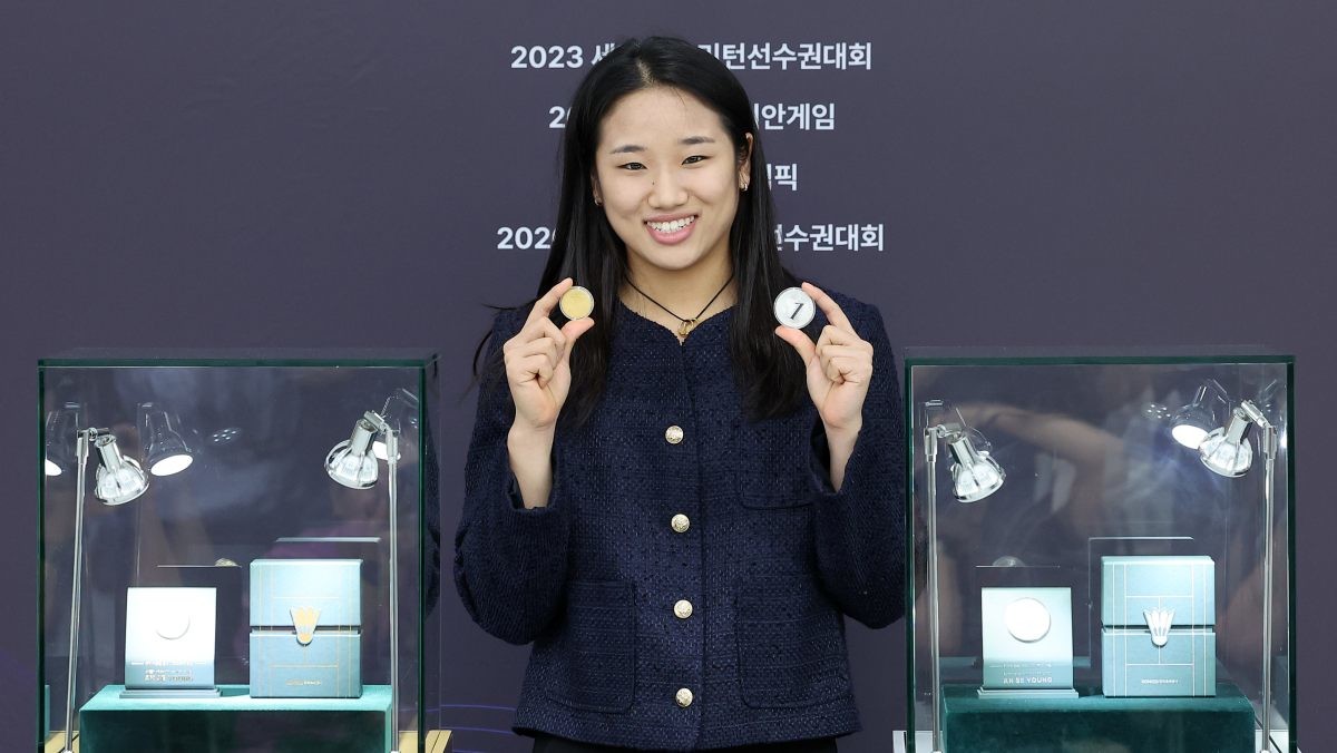 안세영이 지난 7월 29일 서울 서초구 요넥스코리아에서 열린 안세영 공식 기념메달 공개식에서 메달을 들고 기념촬영을 하고 있다 / 뉴스1