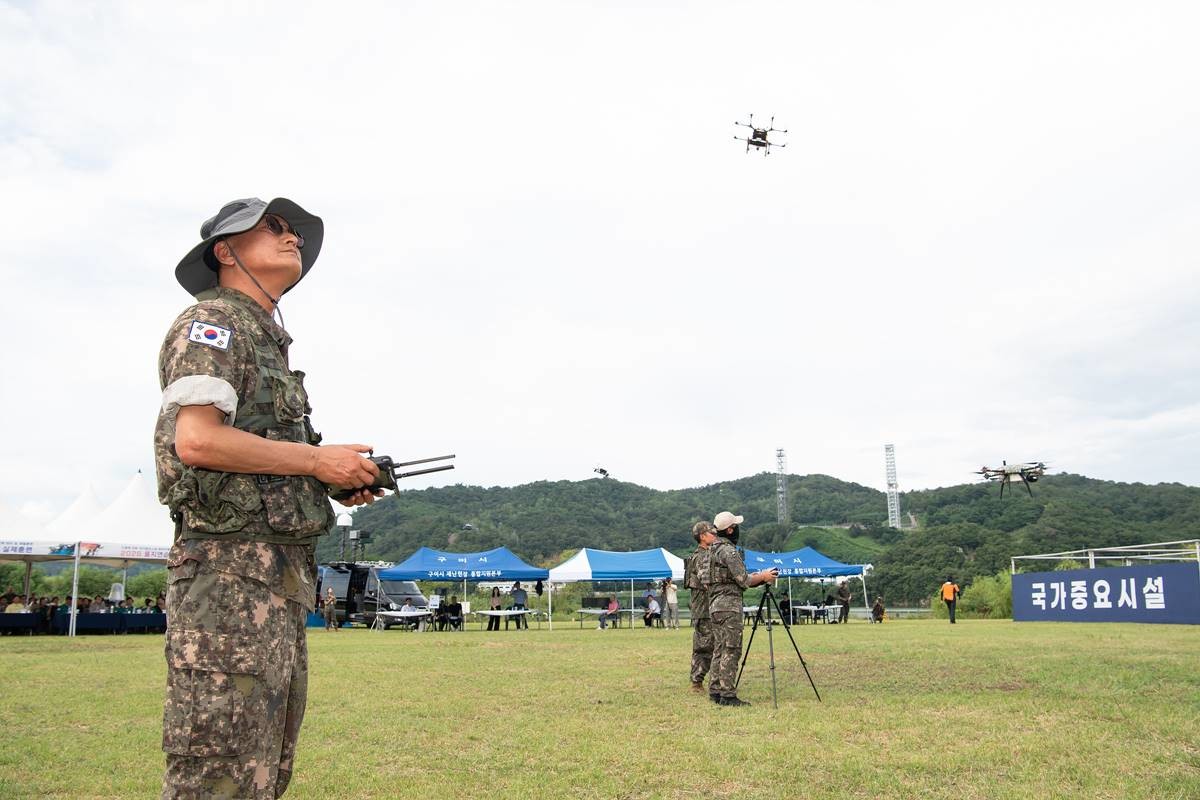 지난 20일 영천강변체육공원 및 국가중요시설 일원에서 열린 2026년 을지연습 현장에서 군 관계자가 드론을 시연하고 있다. / 구미시
