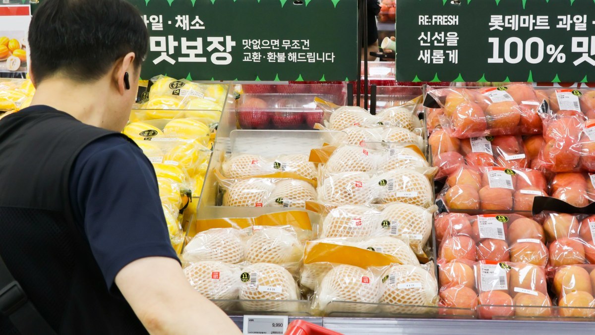 밥상 물가 비상인데…  유가 악재 뚫고  장바구니 물가 효자 된 '국민 과일' 