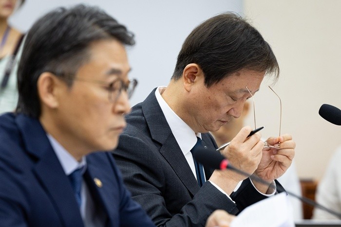 안경 쓰는 이찬진 금감원장 / 뉴스1