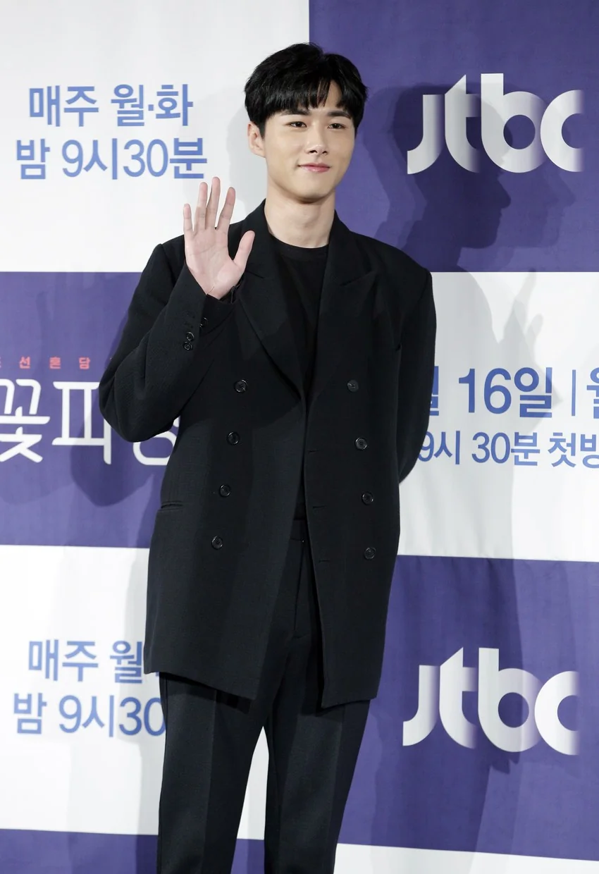서지훈이 수줍은 표정으로 손을 들어 인사하고 있다. (사진=뉴스1)