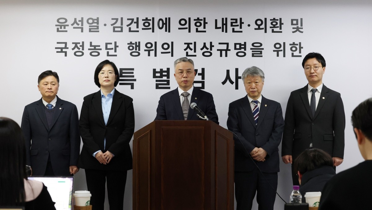 권창영 2차 종합특검팀 특별검사(가운데)가 경기 과천시 2차 종합특검팀 사무실에서 입장발표를 하고 있다 / 뉴스1