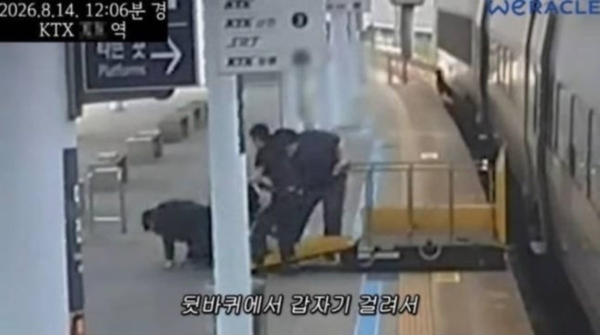 박위가 지난 21일 자신의 유튜브 채널 ‘위라클’을 통해 공개한 KTX 하차 중 휠체어 낙상 사고 당시 CCTV 영상. / 위라클 유튜브 캡처