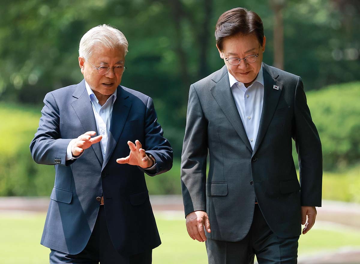 이재명 대통령과 문재인 전 대통령이 1일 청와대 상춘재에서 열린 오찬 회동에 입장하고 있다. / 뉴스1