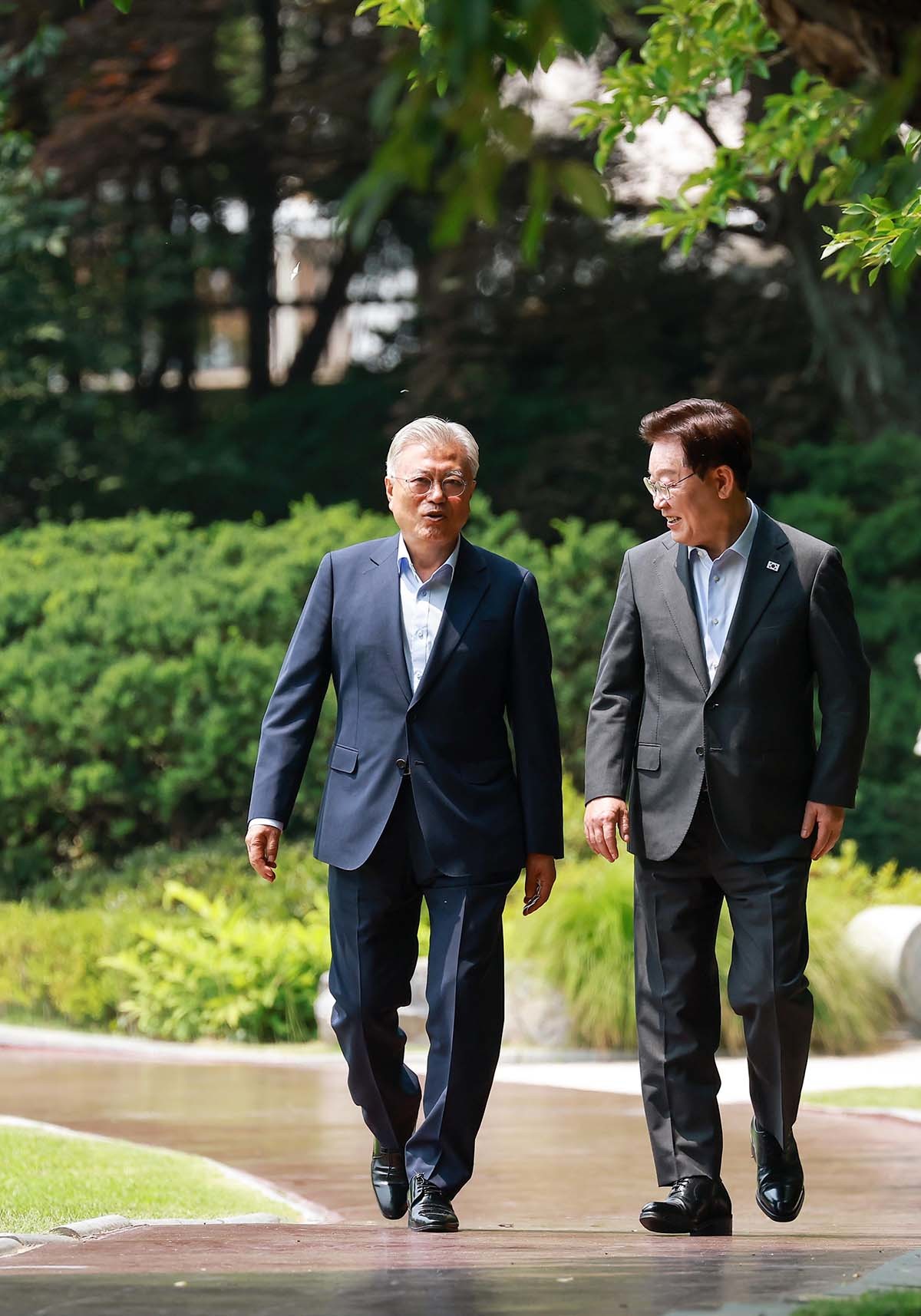 이재명 대통령과 문재인 전 대통령이 1일 청와대 상춘재에서 열린 오찬 회동에 입장하고 있다. / 뉴스1