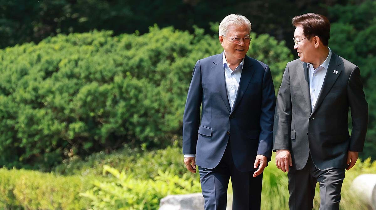 이재명 대통령과 문재인 전 대통령이 1일 청와대 상춘재에서 열린 오찬 회동에 입장하고 있다. / 뉴스1