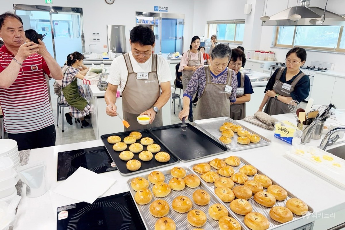 함평군 농업기술센터는 지난 10일부터 21일까지 모두 6차례에 걸쳐 진행한 ‘우리 쌀 발효 베이커리 과정’을 마치고 24명의 교육생이 수료했다. / 함평군