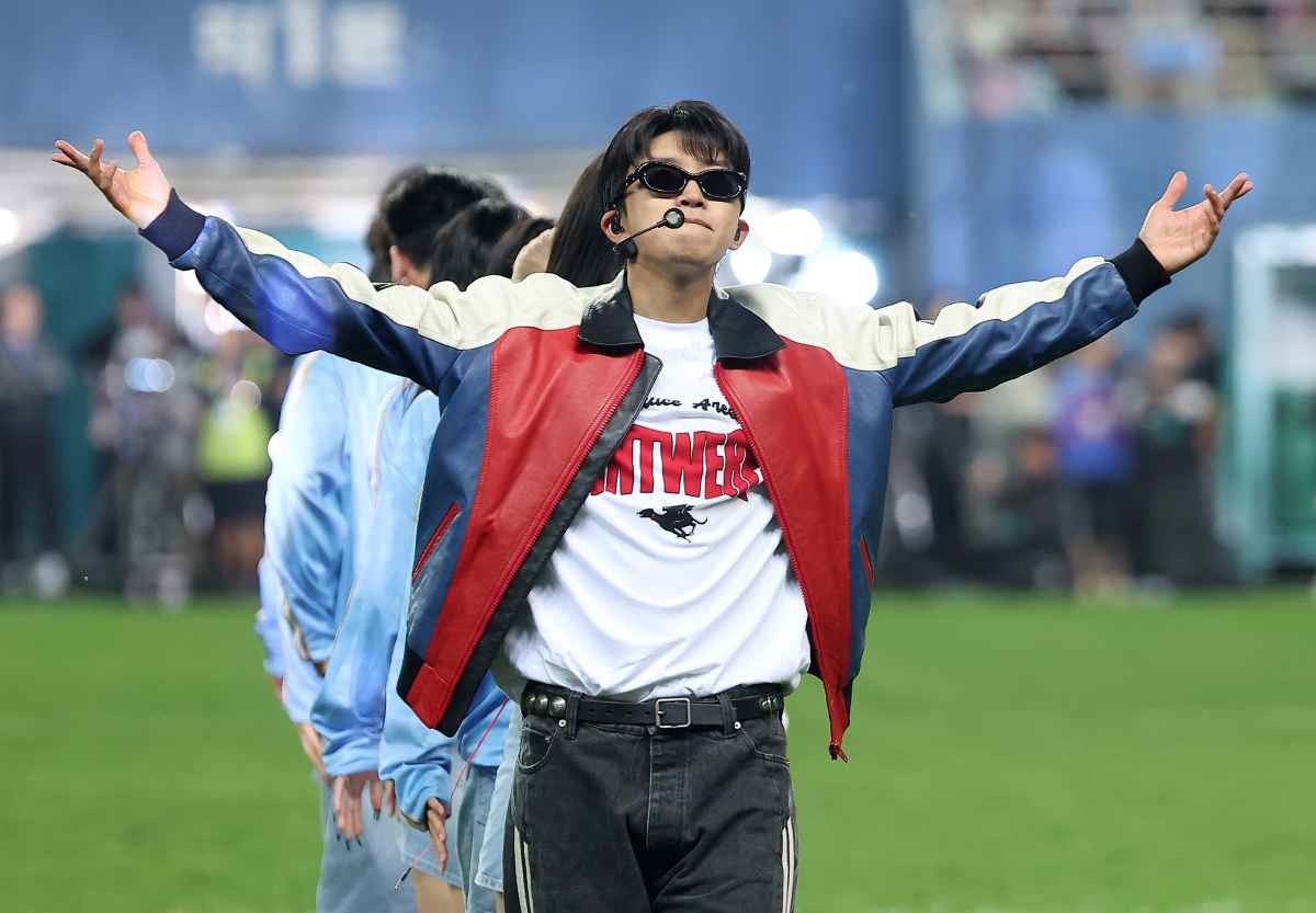 팀 히어로 임영웅이 2024년 대전 유성구 노은동 대전월드컵경기장에서 열린 하나은행 자선축구대회 팀 기성용과의 경기에서 하프타임 공연을 펼치고 있다. / 뉴스1