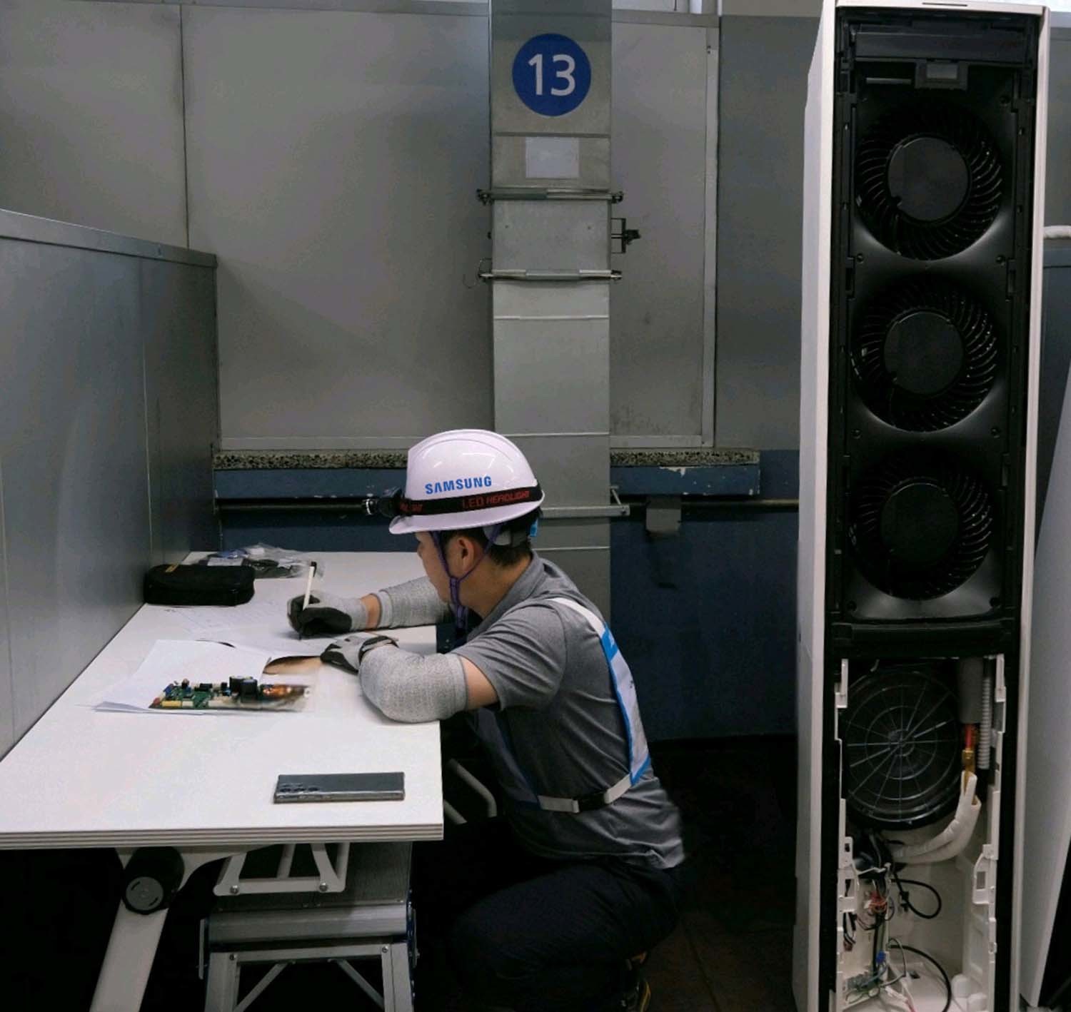 서비스 기술경진대회에 참여한 엔지니어들이 치열한 경합을 벌이는 모습./ 삼성전자 서비스 제공