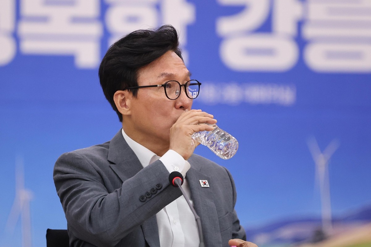 김민석 더불어민주당 대표가 21일 오전 강원 강릉시청에서 열린 '강릉 최고위원회의'에서 물을 마시고 있다. / 뉴스1