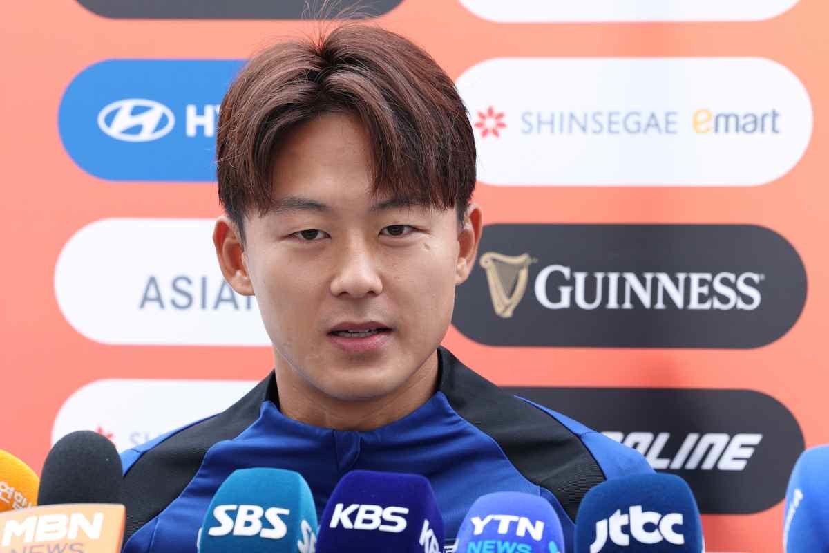 대한민국 축구대표팀 이승우가 2024년 경기 용인시 용인미르스타디움에셔 열린 훈련에 앞서 인터뷰를 하고 있다. / 뉴스1