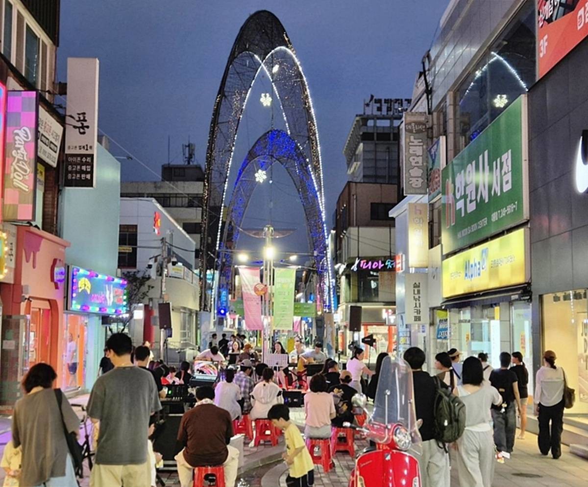 지난 22일 중앙상가에서 진행한 2026 중앙상가 거리문화행사 모습./포항시