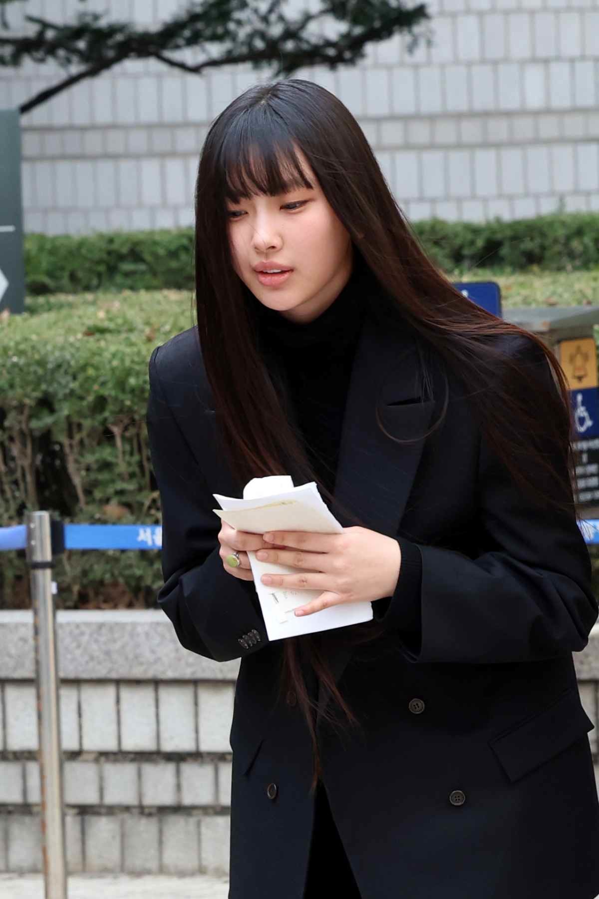 그룹 뉴진스 혜인이 지난해 서울 서초구 서울중앙지방법원에서 어도어 측이 멤버들을 상대로 제기한 ‘기획사 지위보전 및 광고계약 체결 등 금지’ 가처분 첫 심문기일을 마친 후 법원을 나서고 있다. / 뉴스1