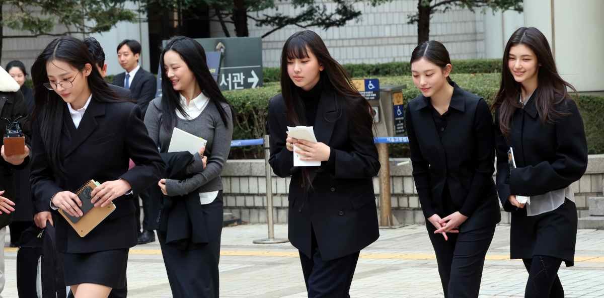 그룹 뉴진스(왼쪽부터 민지, 하니, 혜인, 해린, 다니엘)가 지난해 서울 서초구 서울중앙지방법원에서 어도어 측이 멤버들을 상대로 제기한 ‘기획사 지위보전 및 광고계약 체결 등 금지’ 가처분 첫 심문기일을 마친 후 법원을 나서고 있다. / 뉴스1