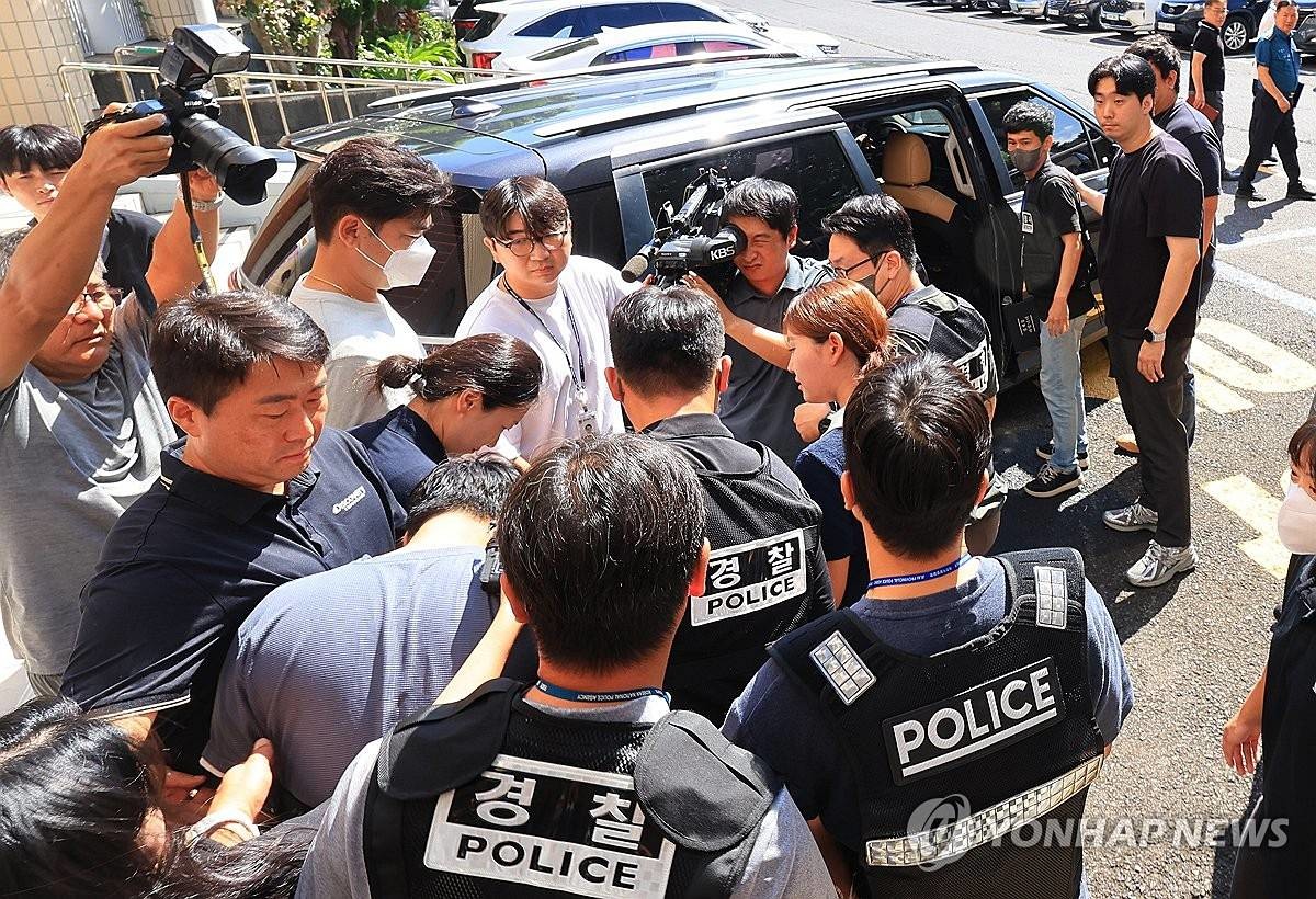 실종사건 허위 종결 혐의를 받는 A경장이 24일 오전 체포적부심사를 받으러 가기 위해 제주동부경찰서 유치장에서 나와 호송차량에 향하고 있다 / 연합뉴스