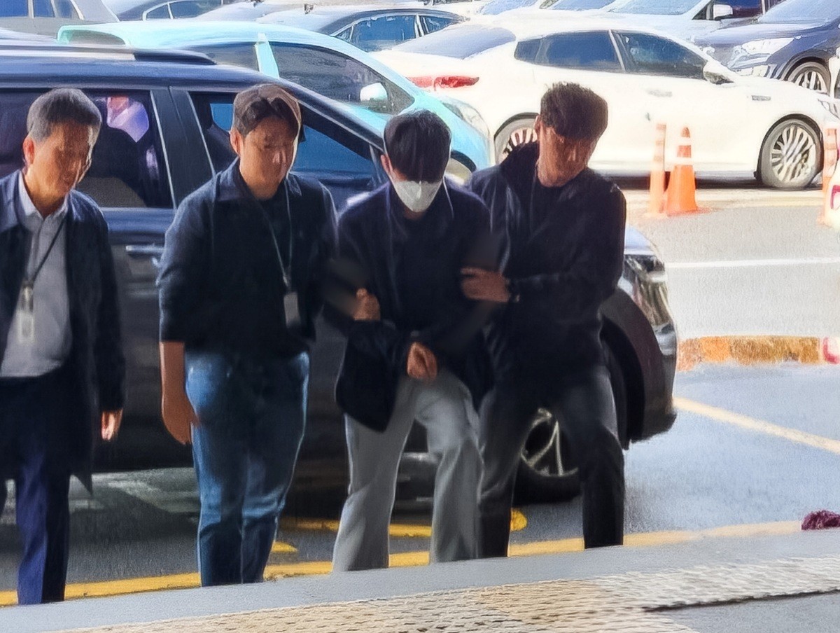 ‘야탑역 흉기난동 예고’ 글을 작성한 20대 A 씨가 2024년 11월 15일 수원지법에서 영장실질심사를 마친 뒤 수원남부경찰서로 연행되고 있다. / 뉴스1