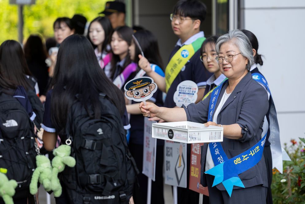 “안전한 학교, 민·관·학 손잡다”… 한솔고, 등굣길 학교폭력 예방 합동 캠페인