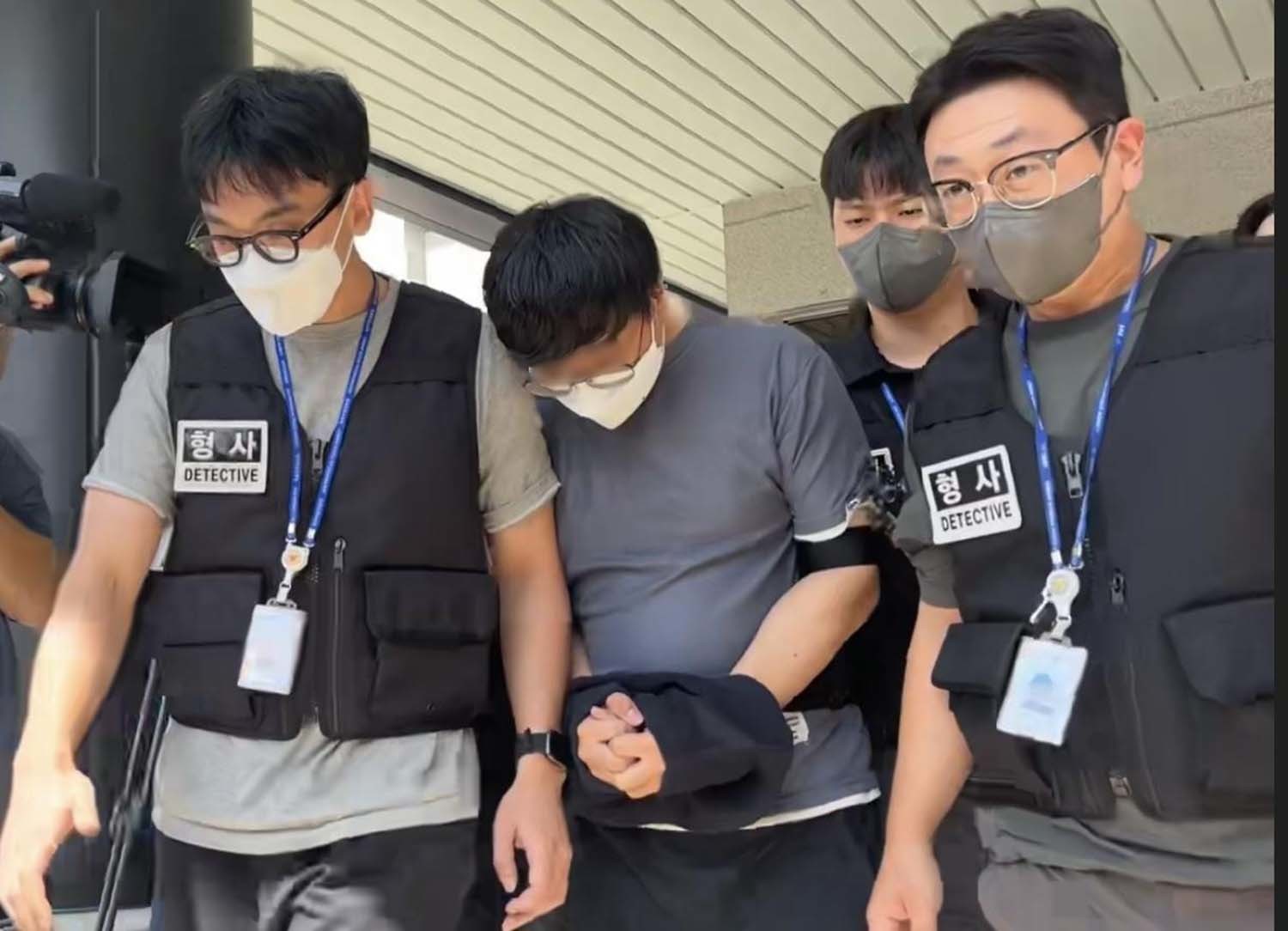 지난 5월 실종된 장미란 씨(37)의 사건을 허위 종결한 혐의로 긴급체포된 A 경장이 24일 제주지방법원에서 체포적부심 심사를 받고 나오고 있다. / 뉴스1