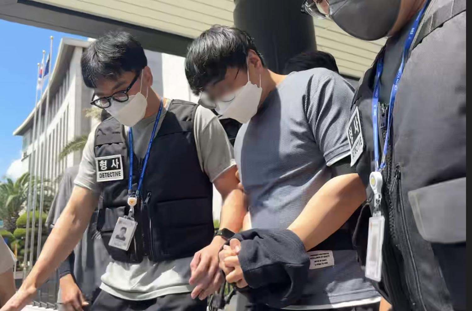 지난 5월 실종된 장미란 씨(37)의 사건을 허위 종결한 혐의로 긴급체포된 A 경장이 24일 제주지방법원에서 체포적부심 심사를 받고 나오고 있다. / 뉴스1