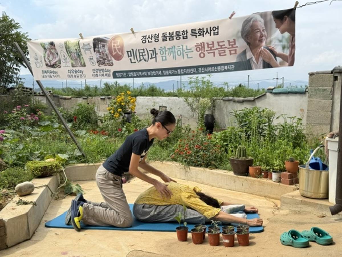 경산시 찾아가는 원예치유 DAY 프로그램 일환으로 통합 돌봄 어르신을 대상으로 한 기초체력과 유연성 향상을 위한 필라테스를 진행하고 있다. / 경산시