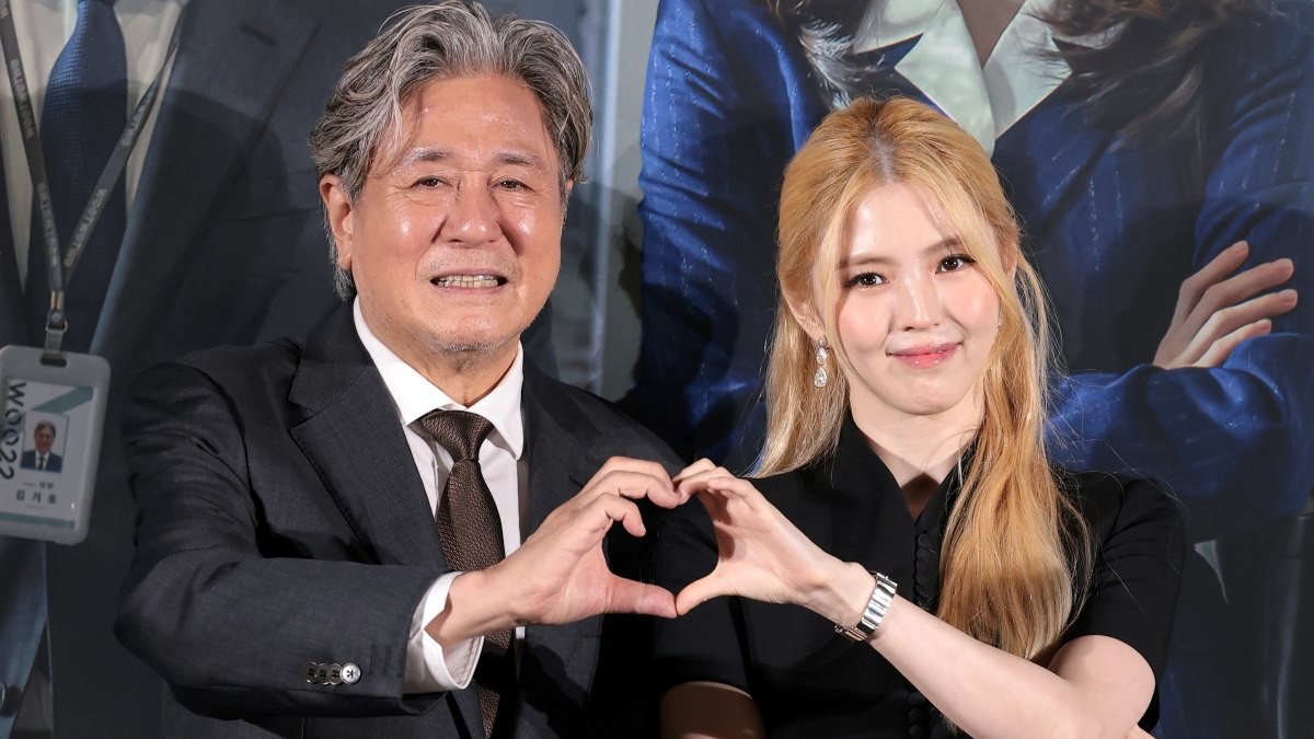 24일 서울 용산구 CGV 용산아이파크몰에서 영화 ‘인턴' 제작보고회 참석한 최민식, 한소희 / 뉴스1