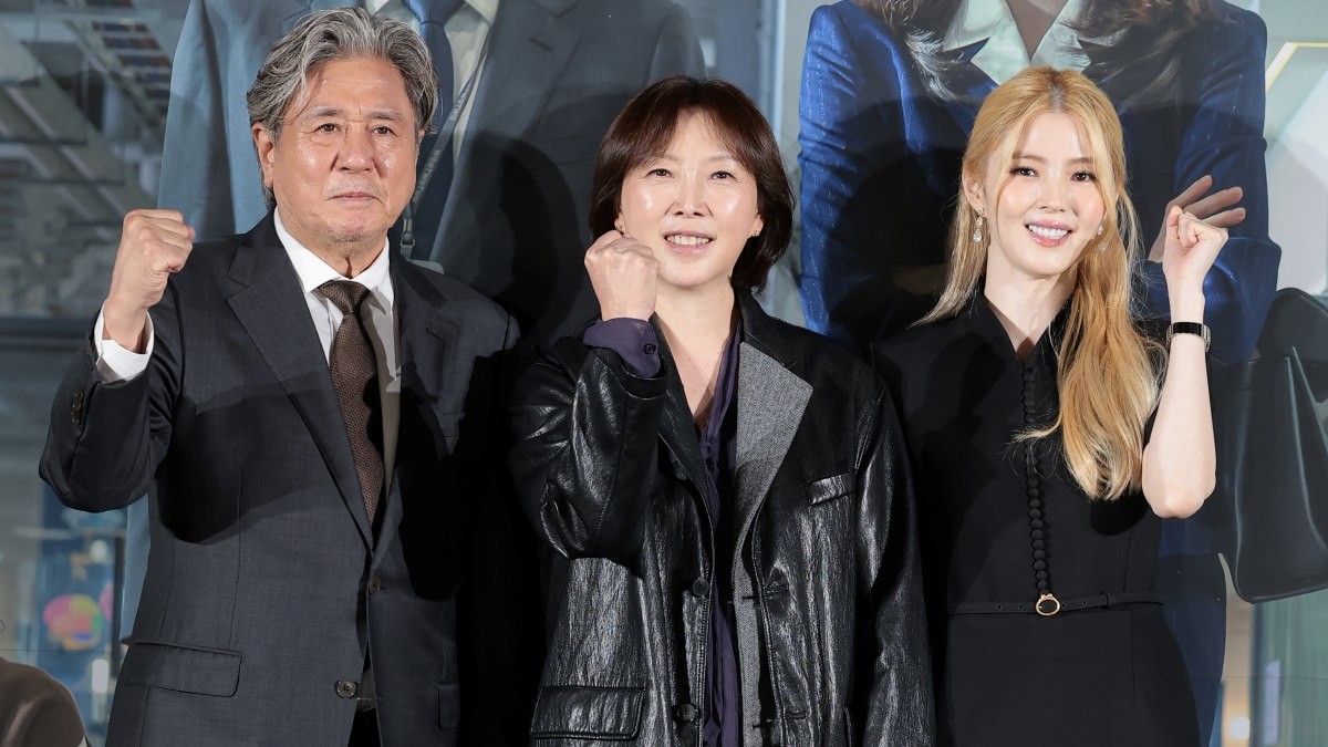 배우 최민식(왼쪽부터)과 김도영 감독, 한소희가 24일 오전 서울 용산구 CGV 용산아이파크몰에서 영화 ‘인턴' 제작보고회에 참석해 포즈를 취하고 있다 / 뉴스1