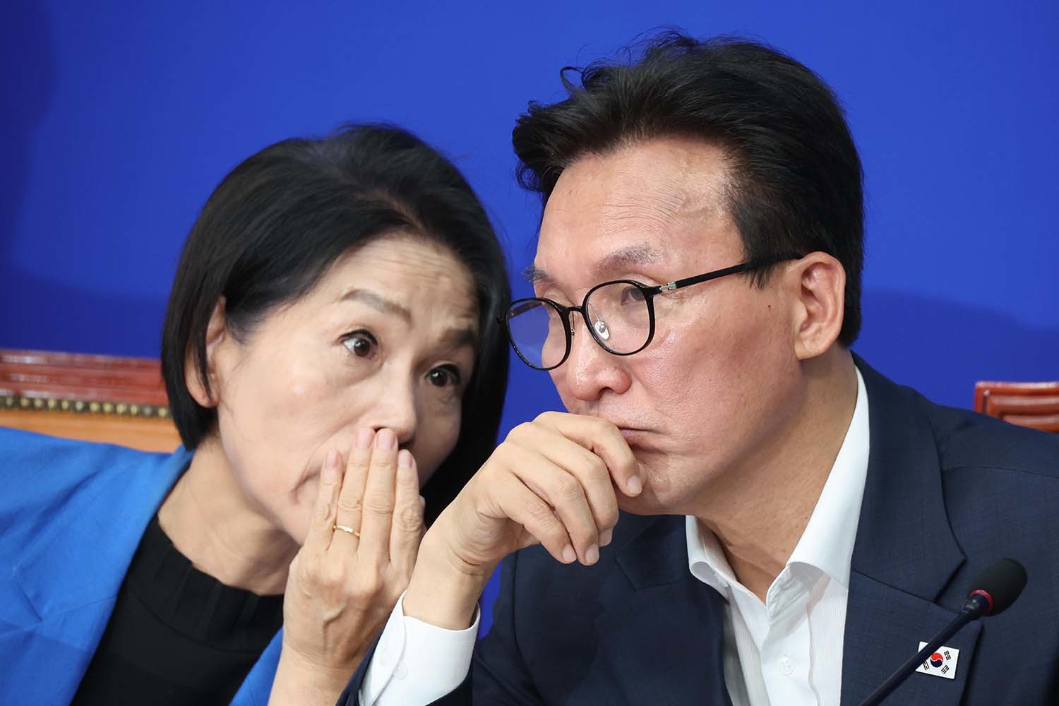 민주당이 "당 지지율 심각하게 떨어졌다"고 인정하며 원인으로 지목한 것
